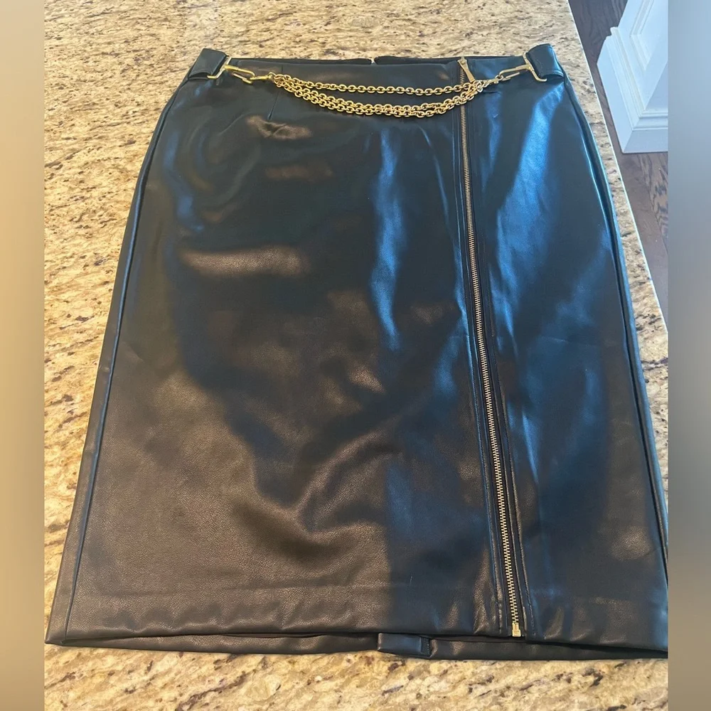 Donna Karan Black Leather Skirt with Gold Chain Detail - Picture 4 of 5